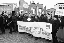 Vor dem Brandenburger Tor nahm die SPD-Bundestagsfraktion am „Equal-Pay-Day“ an einer Demonstration des DGB teil und forderte nicht nur die gleiche Bezahlung von Frauen. Foto: Andreas Amann